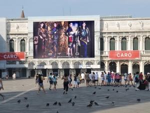 08_giant-advertising-venice_etro