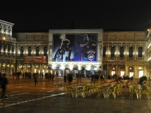 12_giant-advertising-venice_handm