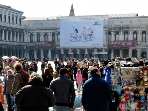 23_giant-advertising-venice_lacoste