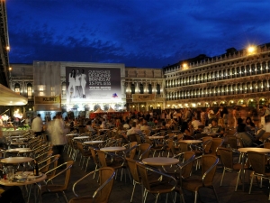 33_giant-advertising-venice_mcarthurglen