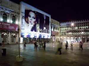 35_giant-advertising-venice_moet