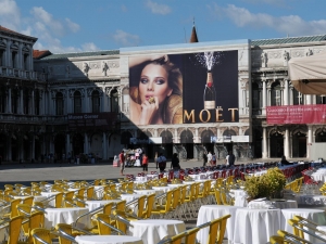 36_giant-advertising-venice_moet