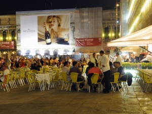 37_giant-advertising-venice_moet