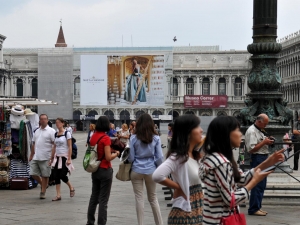 39_giant-advertising-venice_moet