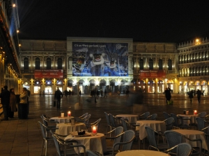 47_giant-advertising-venice_peru