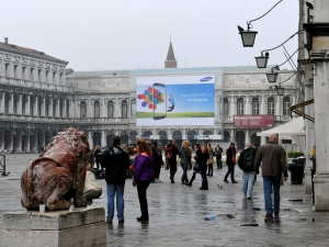 48_giant-advertising-venice_samsung