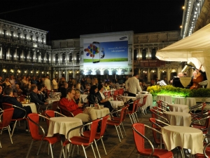 49_giant-advertising-venice_samsung