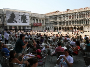 58_giant-advertising-venice_trussardi