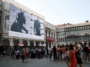 60_giant-advertising-venice_trussardi