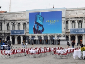 63_giant-advertising-venice_versace