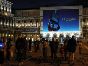 64_giant-advertising-venice_versace