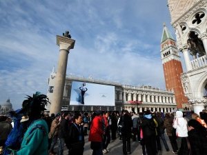 23_giant-advertising-marciana-library-venice_lacoste