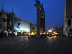 24_giant-advertising-marciana-library-venice_lacoste