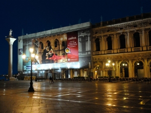 26_giant-advertising-marciana-library-venice_lavazza