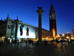 27_giant-advertising-marciana-library-venice_maxandco