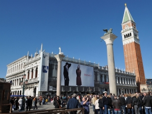 28_giant-advertising-marciana-library-venice_maxandco