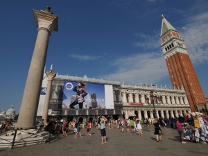 29_giant-advertising-marciana-library-venice_rinaldi