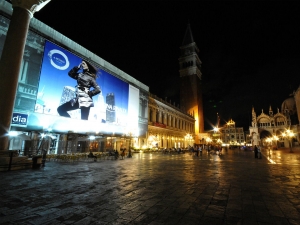 30_giant-advertising-marciana-library-venice_rinaldi