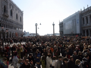 31_giant-advertising-marciana-library-venice_rolex