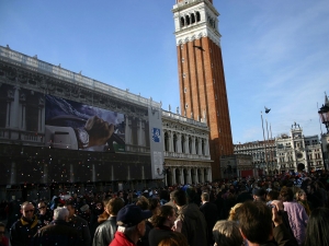 33_giant-advertising-marciana-library-venice_rolex