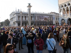 34_giant-advertising-marciana-library-venice_rolex