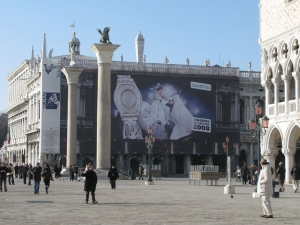 41_giant-advertising-marciana-library-venice_swatch