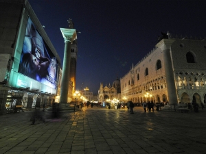 42_giant-advertising-marciana-library-venice_versace