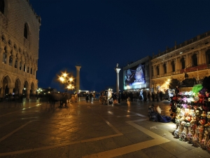 43_giant-advertising-marciana-library-venice_versace