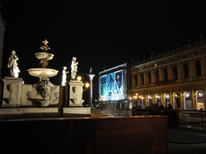 44_giant-advertising-marciana-library-venice_versace