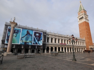 45_giant-advertising-marciana-library-venice_versace