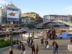 01_giant-advertising-scalzi-church-venice_lavazza