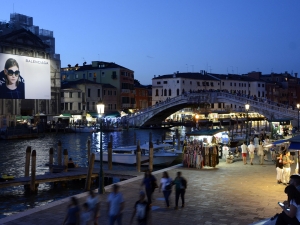 18_giant-advertising-scalzi-church-venice_balenciaga