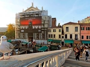 2018_08_giant-advertising-scalzi-church-venice-Lavazza