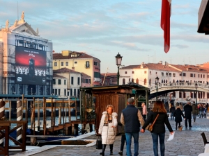 2018_09_giant-advertising-scalzi-church-venice-Lavazza