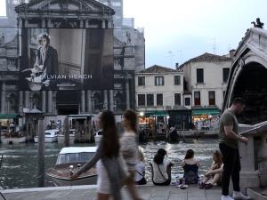 20_giant-advertising-scalzi-church-venice_silvianHeach