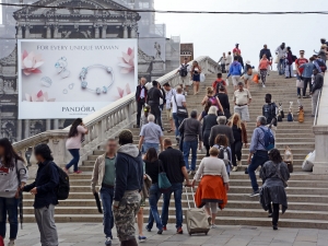 26_giant-advertising-scalzi-church-venice_pandora