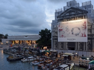 27_giant-advertising-scalzi-church-venice_pandora