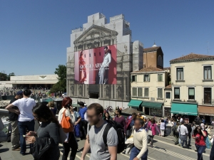 29_giant-advertising-scalzi-church-venice_armani