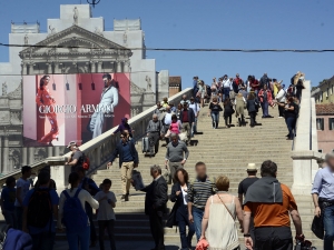 30_giant-advertising-scalzi-church-venice_armani