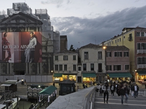 venezia, chiesa degli scalzi, telo armani