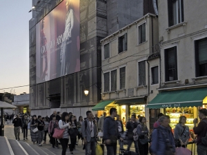 venezia, chiesa degli scalzi, telo armani