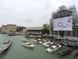 33_giant-advertising-scalzi-church-venice_pandora