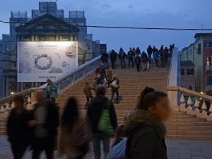 35_giant-advertising-scalzi-church-venice_pandora