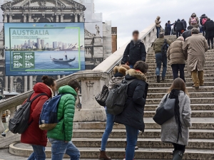 36_giant-advertising-scalzi-church-venice_alitalia