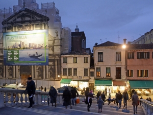 37_giant-advertising-scalzi-church-venice_alitalia