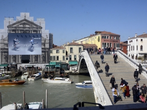 39_giant-advertising-scalzi-church-venice_geox