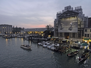 40_giant-advertising-scalzi-church-venice_geox