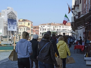 42_giant-advertising-scalzi-church-venice_geox