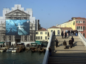 43_giant-advertising-scalzi-church-venice_moncler