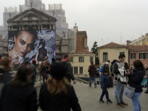 49_giant-advertising-scalzi-church-venice_tomford